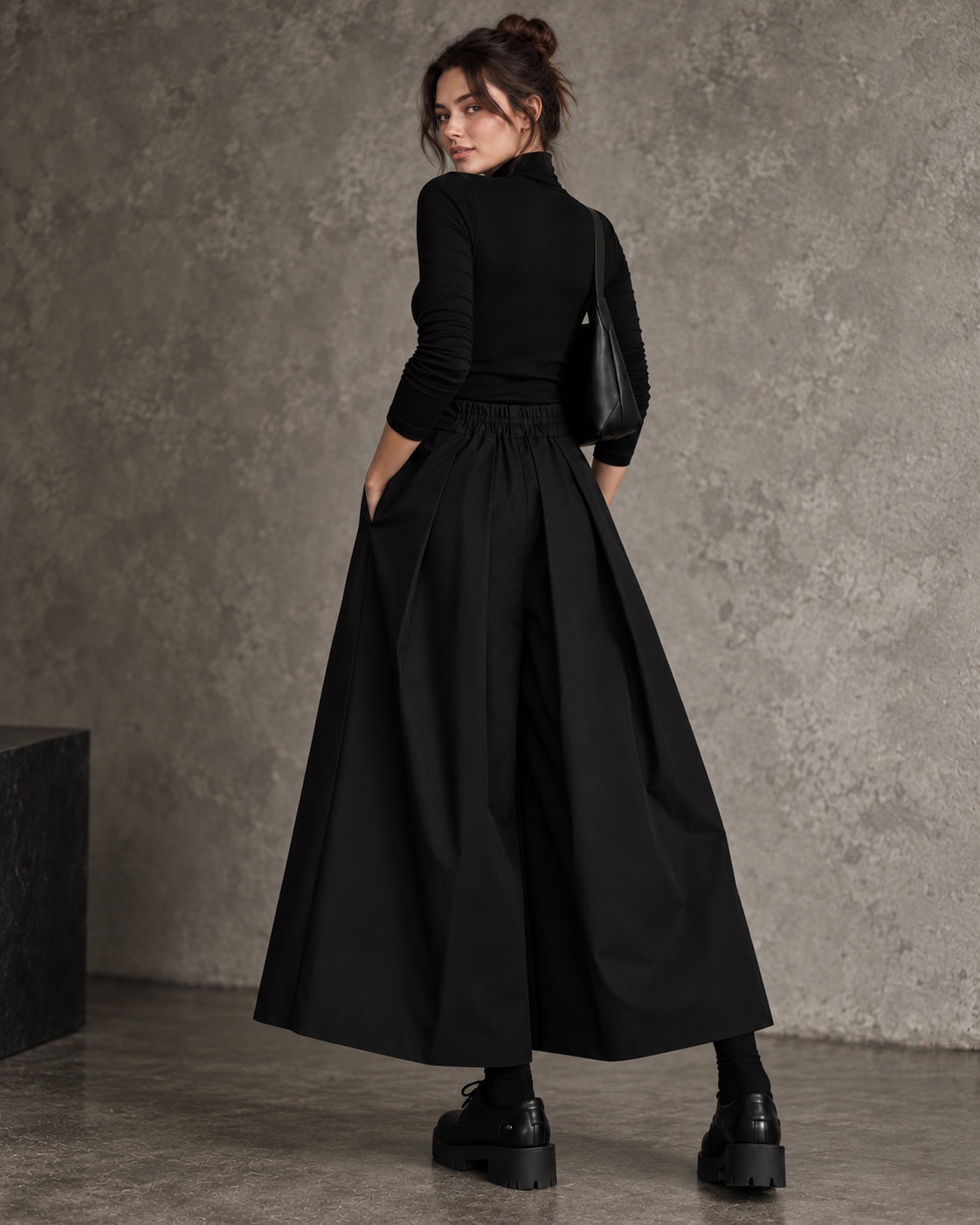 Detalhe posterior da calça culotte e do volume da modelagem